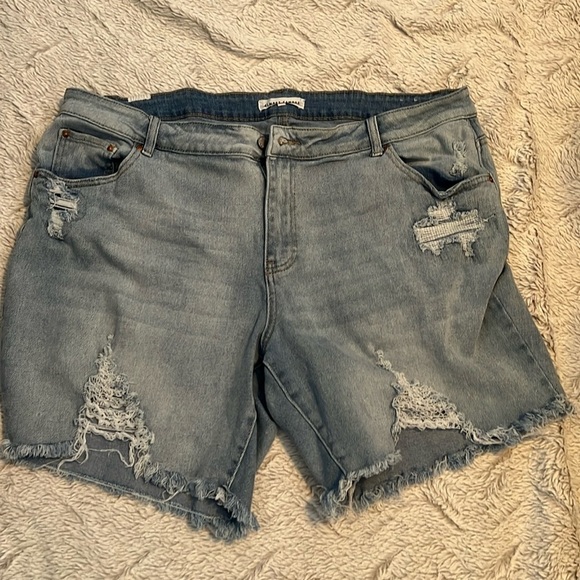 Almost Famous Frayed Hem Shorts Size 20 - Picture 1 of 4
